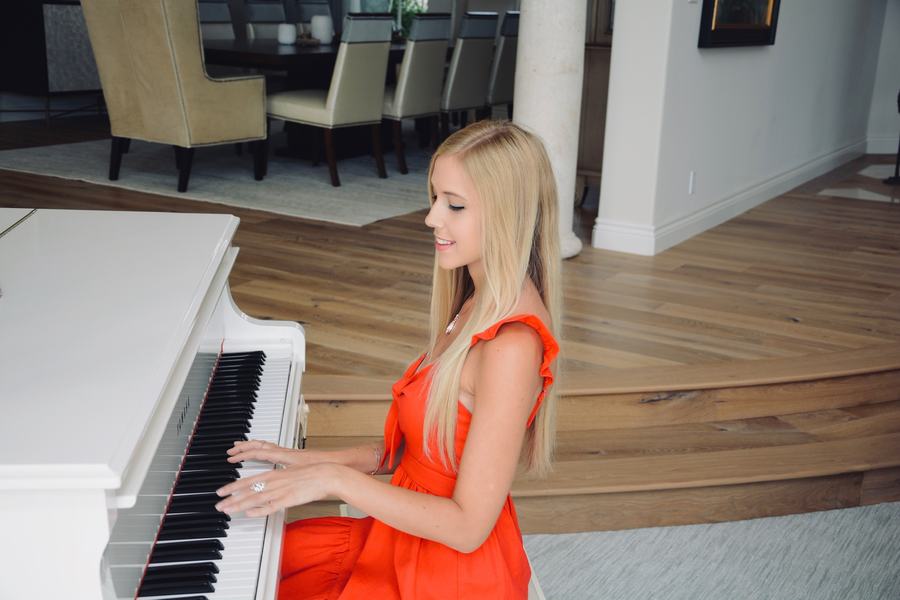 Wedding singer and pianist Joanna Holstein at a white grand piano